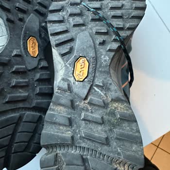 Cat-turkiye.com Boyner Cat Marka Ayakkabıyı Defolu Ve Kullanılmış Çamurlu Gönderdi