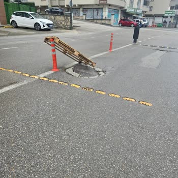 Bursa Yıldırım Belediyesi Cadde Üstünde Telefon Kablosu Kapağı