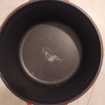 Sinbo Kırmızı Döküm Tencerenin Kapması Hemen Atıyor