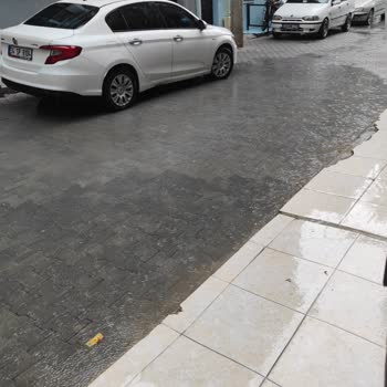 İzmir Büyükşehir Belediyesi Sokak Ve Evimin Önünün Döşenen Taşlardan Sonra Göle Dönüşmesi