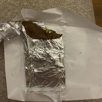 Kırık, Kırılan Parçası İçinde Olmayan Nestle Marka Çikolata.