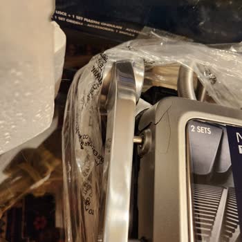 Delonghi Tost Makinesi Şaşkınlığı. Kullanmadan Köşesi Çatlak Çıktı.