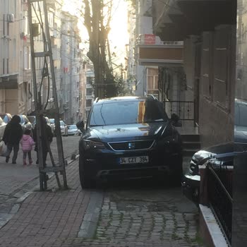 İBB - İstanbul Büyükşehir Belediyesi Kaldırım Üstüne Park