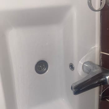 Turkuaz Seramik Lavaboların Her Yerinde Çatlaklar Oluştu