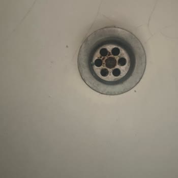 Turkuaz Seramik Lavaboların Her Yerinde Çatlaklar Oluştu