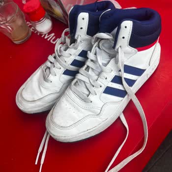 Adidas 1600 TL'lik Ayakkabının Kısa Sürede Yırtılması!