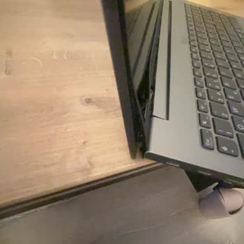 Lenovo Laptop Menteşe Arızası Ve Ekran Kırılması