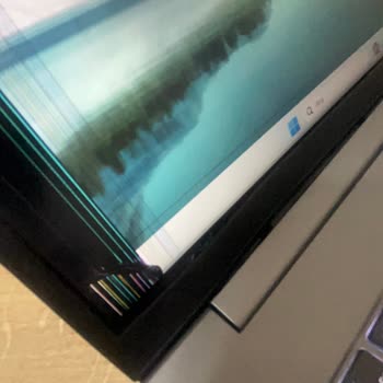 Lenovo Laptop Menteşe Arızası Ve Ekran Kırılması