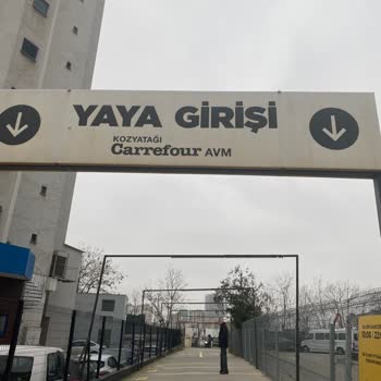 City'S İstanbul Yaya Yolundaki Motosikletli Sürücüler