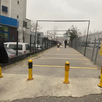 City'S İstanbul Yaya Yolundaki Motosikletli Sürücüler