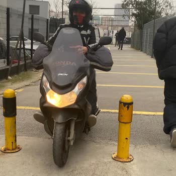 City'S İstanbul Yaya Yolundaki Motosikletli Sürücüler