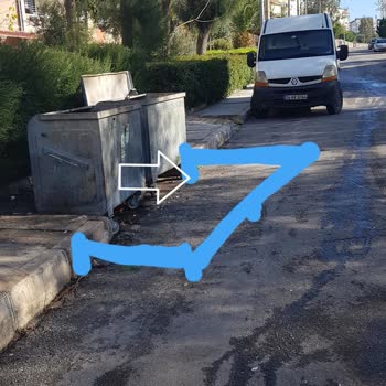 İzmir Büyükşehir Belediyesi Kaldırımlar Kesintisiz Yayalara Kalsın...