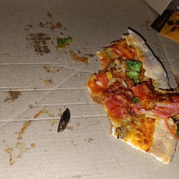 PizzaLazza Pizzanın İçinden Zeytin Çekirdeği Çıktı