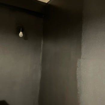 Dyo Boya Duvarda Batık Şekli Alıyor