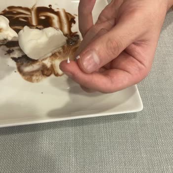 İBB - İstanbul Büyükşehir Belediyesi Tesislerde Yediğimiz Tatlıdan Plastik Çıktı