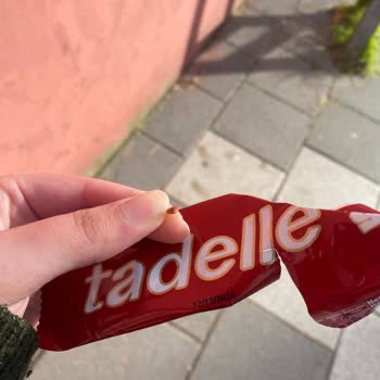 Tadelle Çikolatasından Çıkan Cisim Dişimi Kırıyordu