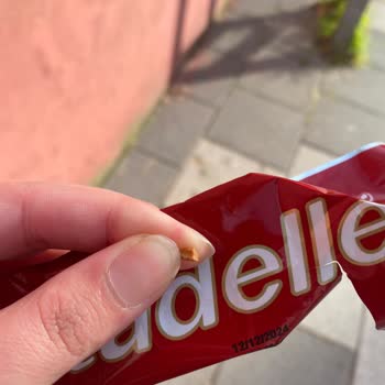 Tadelle Çikolatasından Çıkan Cisim Dişimi Kırıyordu