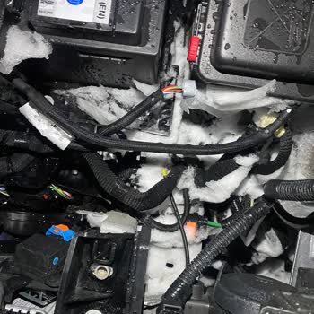 Peugeot 2008 Kaput İçerisi Kar Aldı