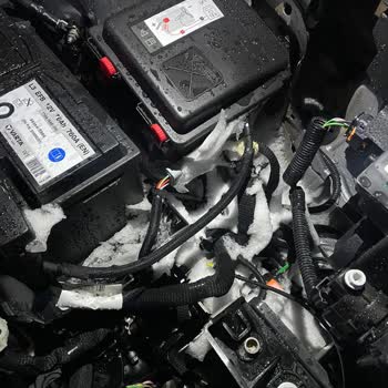 Peugeot 2008 Kaput İçerisi Kar Aldı