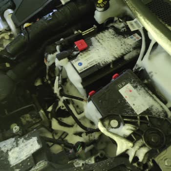 Peugeot 2008 Kaput İçerisi Kar Aldı