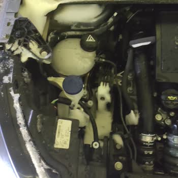 Peugeot 2008 Kaput İçerisi Kar Aldı
