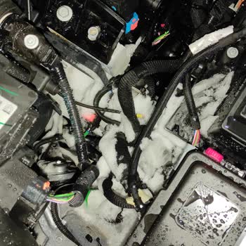 Peugeot 2008 Kaput İçerisi Kar Aldı