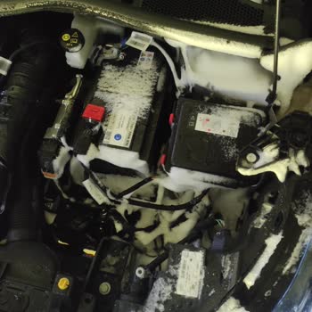 Peugeot 2008 Kaput İçerisi Kar Aldı