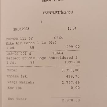 Sneaks Up Nike Markası Yırtılan Ayakkabı