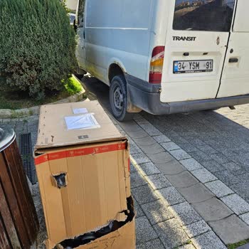 Aras Kargo Ürünümü Paramparça Şekilde Sokağa Bırakarak Gitti