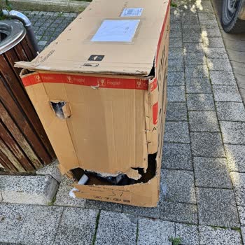 Aras Kargo Ürünümü Paramparça Şekilde Sokağa Bırakarak Gitti