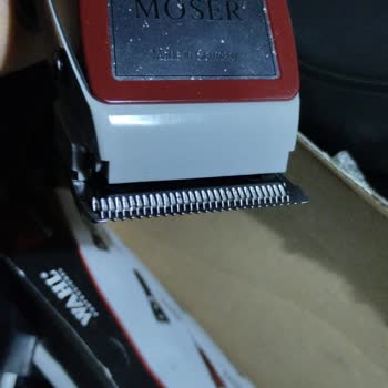 Fonex Kozmetik Moser Tıraş Makinesi Kayık Duruyor