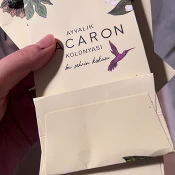 Ayvalık Macaron Kolonyacısı Paketlerinin Kötü Görüntüsü