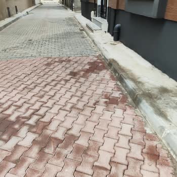 Menemen Belediyesi Apartman Kaldırımında Tehlikeli Durum Ve Çözüm Beklentisi