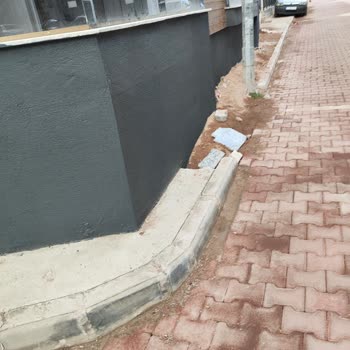 Menemen Belediyesi Apartman Kaldırımında Tehlikeli Durum Ve Çözüm Beklentisi