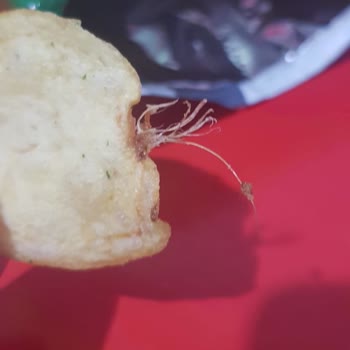 Lays Cipsine Yapışmış Ne Olduğu Belirsiz Nesne