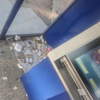 Yapı Kredi Bankası Bankamatik Çöplükten Beter