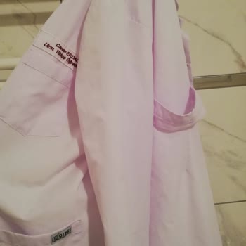 Çizgi Medikal Üniforma Önlüğün Rengi Pembeye Döndü