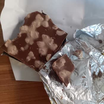 Ülker Bozuk Kare Çikolata.