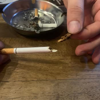 Marlboro Marka Sigaramın İçinden Sürekli Odun Çıkıyor