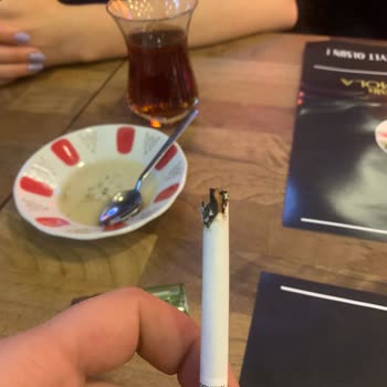 Marlboro Marka Sigaramın İçinden Sürekli Odun Çıkıyor