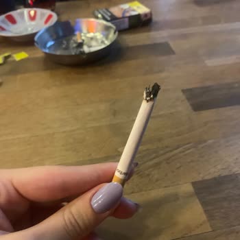 Marlboro Marka Sigaramın İçinden Sürekli Odun Çıkıyor