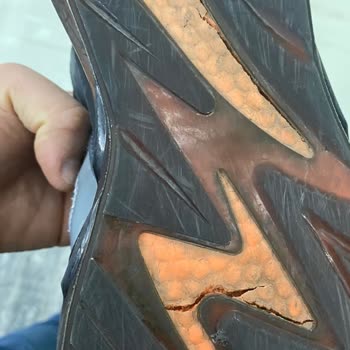 Derimod Ayakkabı 8 Ayda Nadiren Kullanılmasına Rağmen Tabanı Yarıldı.
