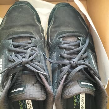 Boyner Skechers Marka Ürününün Arkasında Dur