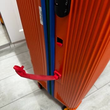 Benetton Valizlerde Kalitesiz İşçilik Ve Kırık Sap