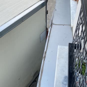 Balkona Çarpıp İnsanlar İçin Tehlike Oluşturan BİM Araçları