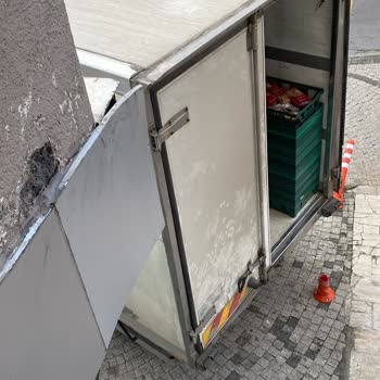 Balkona Çarpıp İnsanlar İçin Tehlike Oluşturan BİM Araçları