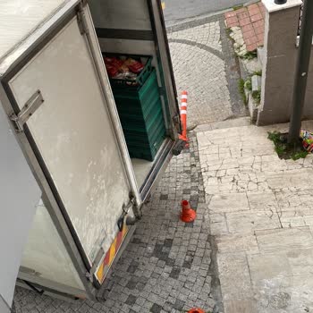 Balkona Çarpıp İnsanlar İçin Tehlike Oluşturan BİM Araçları