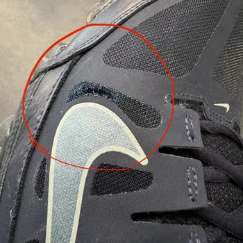 Deichmann lehnt Umtausch gerissener Schuhe ab, da sie im Ausland gekauft wurden.