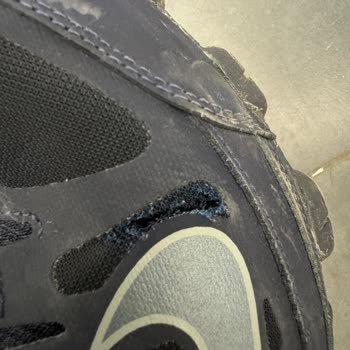 Deichmann lehnt Umtausch gerissener Schuhe ab, da sie im Ausland gekauft wurden.