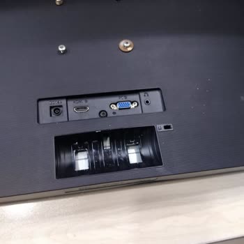 Samsung Monitör Ayağının Vidasının İçeride Olması